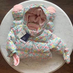 NWT Baby Gap snowsuit. Size 0 to 6 months